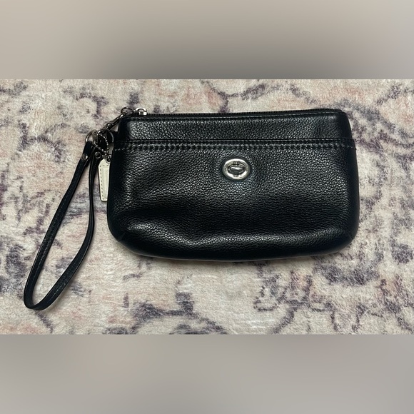 COACH Park Medium Turnlock Wristlet Black Pebbled Leather - Picture 1 of 6